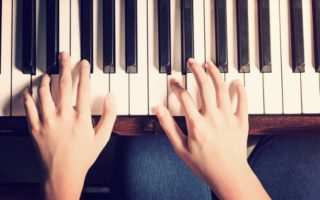 piano player